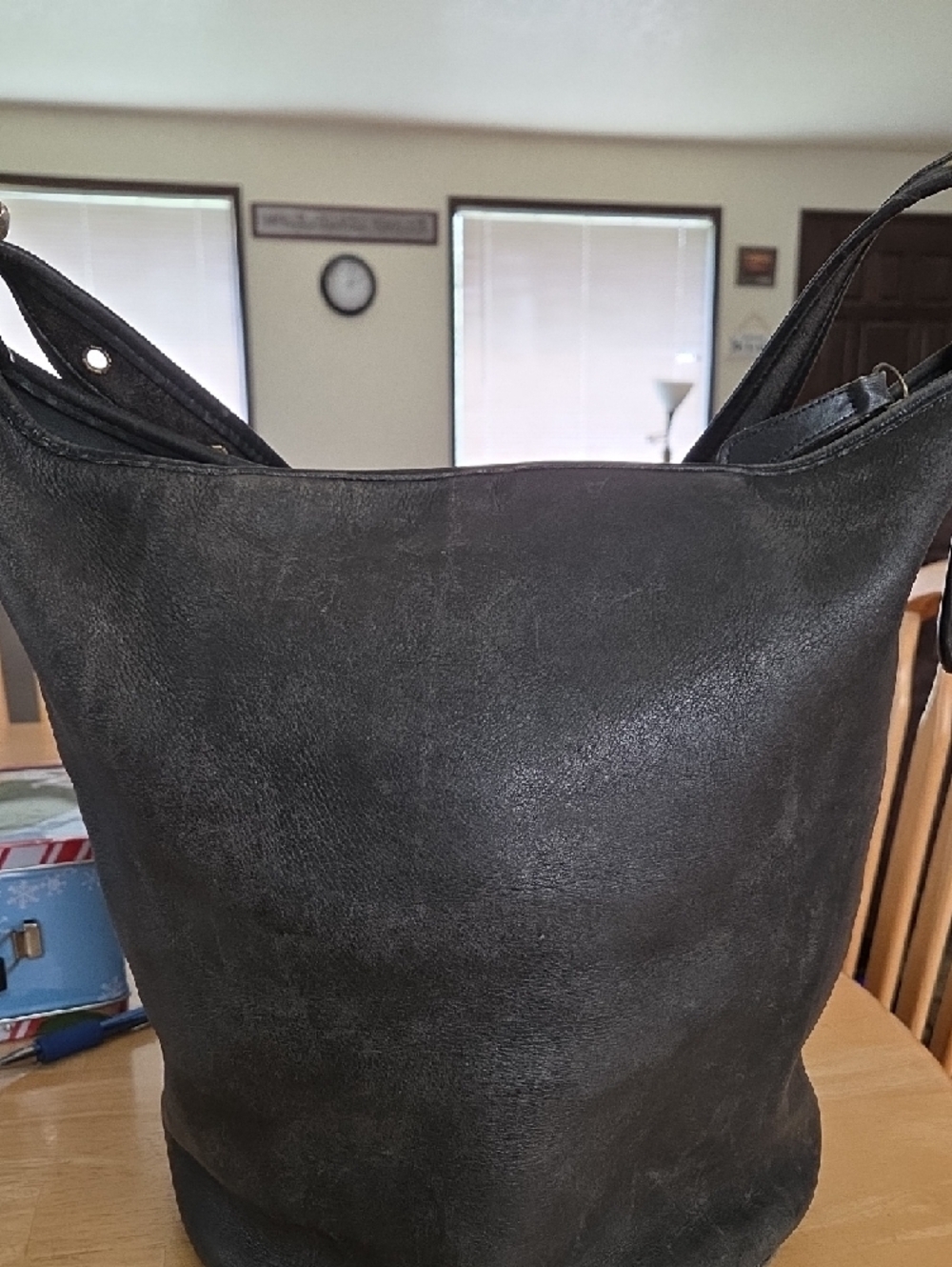 PERFECTLY BROKEN IN Coach Black Leather Bucket Shoulder Bag with Gold Hardware - Picture 4 of 9